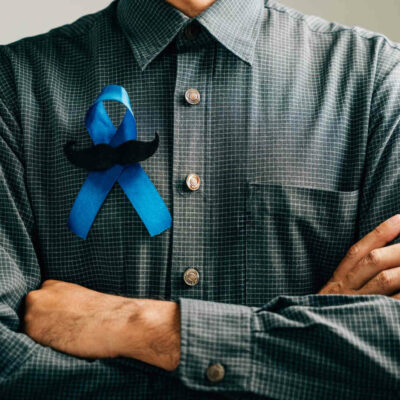Mężczyzna z symbolem profilaktyki dotyczącej badań pod kątem raka prostaty